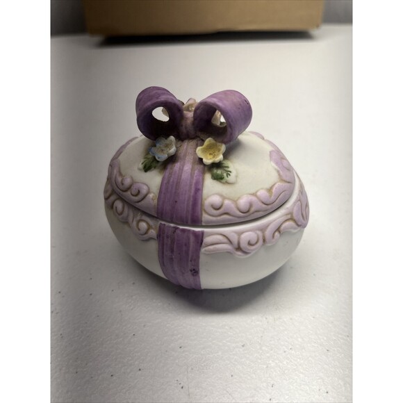 Vintage 1989 Ceramic Hand Painted Easter Egg Trinket Covered Box Dish - Picture 1 of 5
